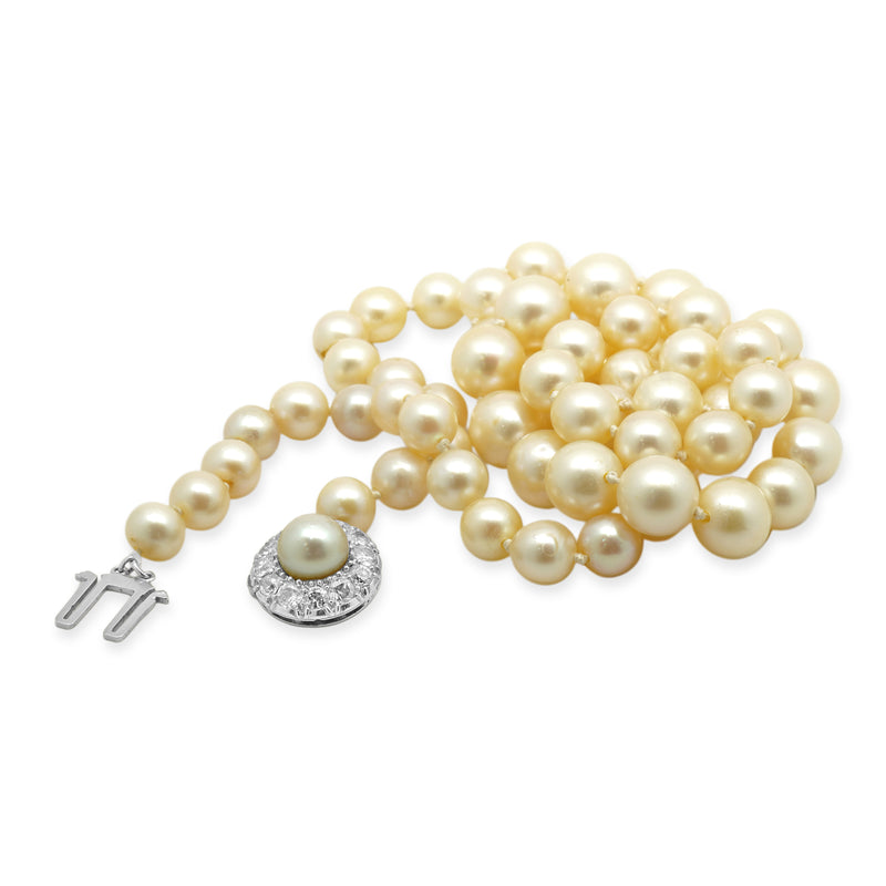 18 Karat White Gold Graduated Pearl Necklace with Pearl and Diamond Clasp