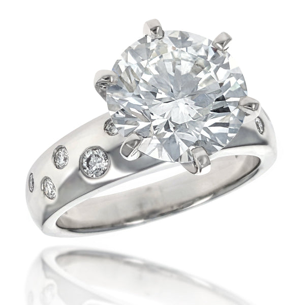 18K White Gold Round Brilliant Cut Diamond Engagement Ring