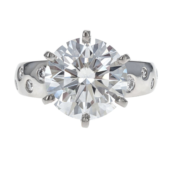 18K White Gold Round Brilliant Cut Diamond Engagement Ring